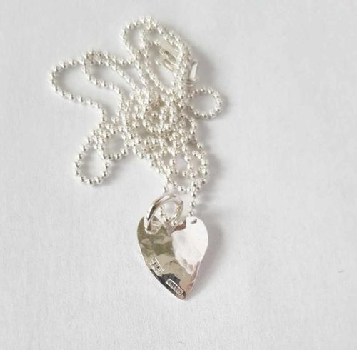 Halsband med små söta silverhjärtan handgjort