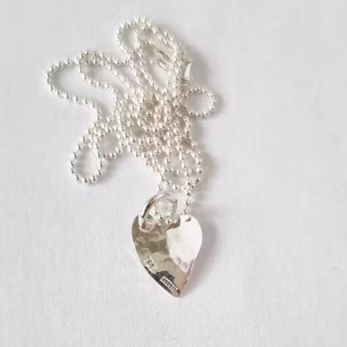 Halsband med små söta silverhjärtan handgjort