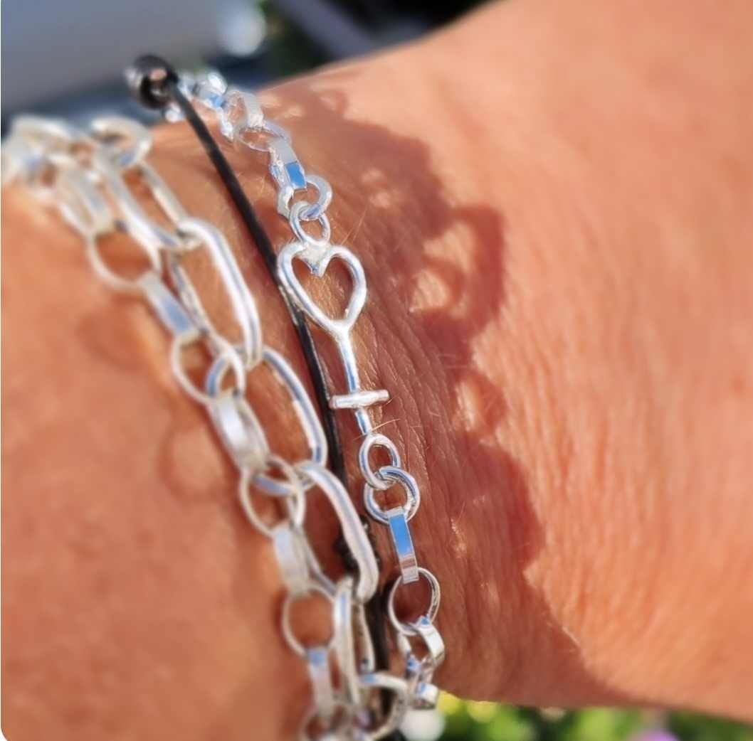 Silverarmband med kvinnomärke - hjärtat