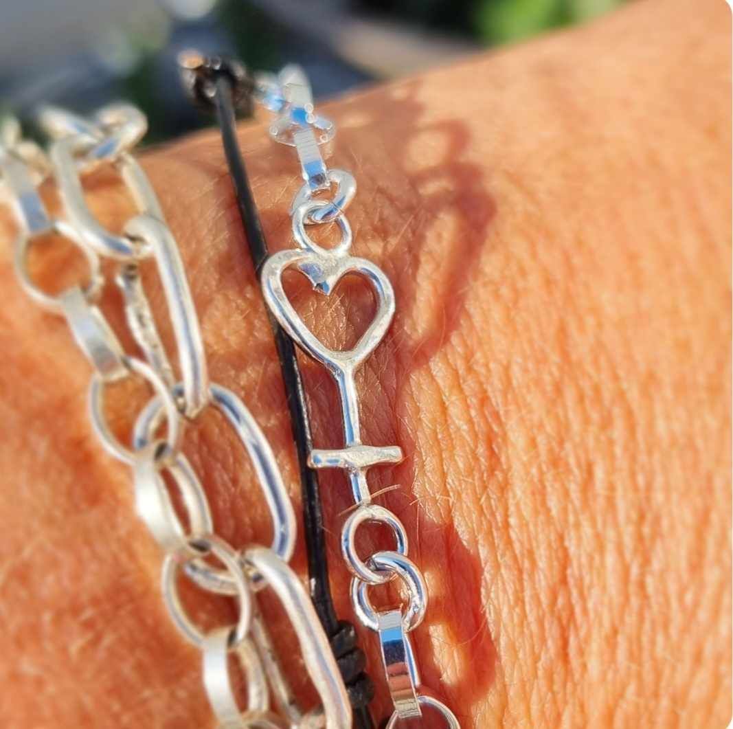 Silverarmband med kvinnomärke - hjärtat