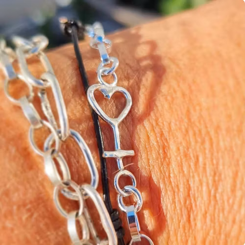 Silverarmband med kvinnomärke - hjärtat