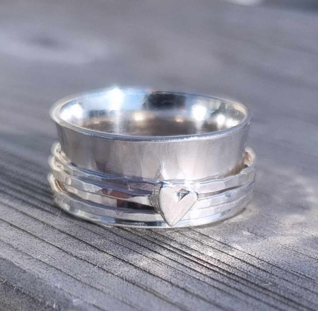 Spinning ring in genuine silver with hand-cut heart
