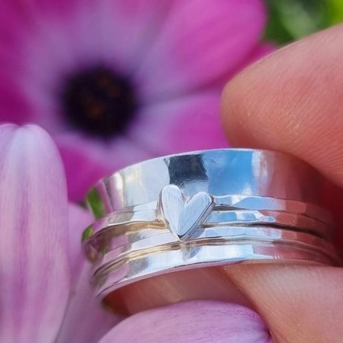 Spinning ring in genuine silver with hand-cut heart