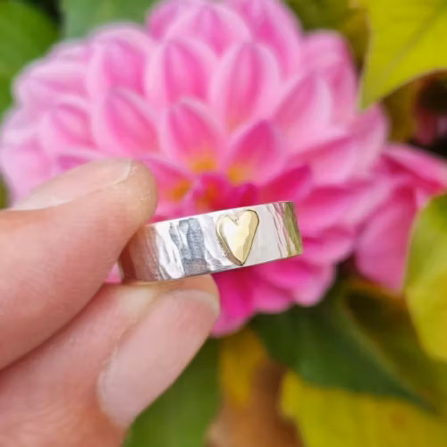 Silverring hamrad med mässinghjärta - mellanbred