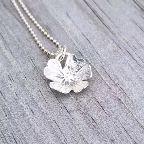 Handgjord silvermalva, en vacker liten blomma Malva i äkta silver