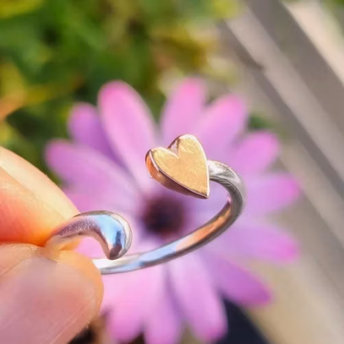 Öppen hjärtansring i äkta silver med handsågat hjärta i brons Happy Heart
