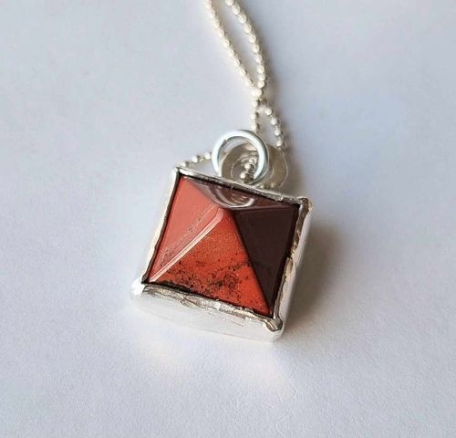 Pyramid röd Jaspis silverhalsband