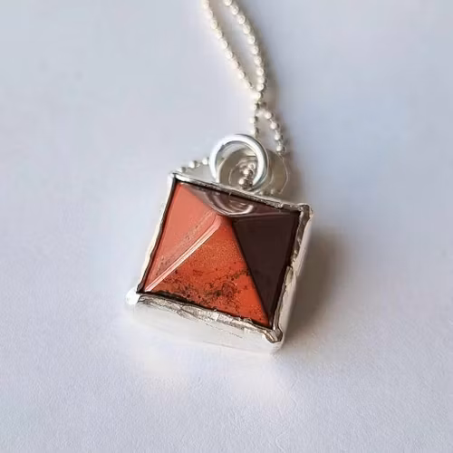 Pyramid röd Jaspis silverhalsband
