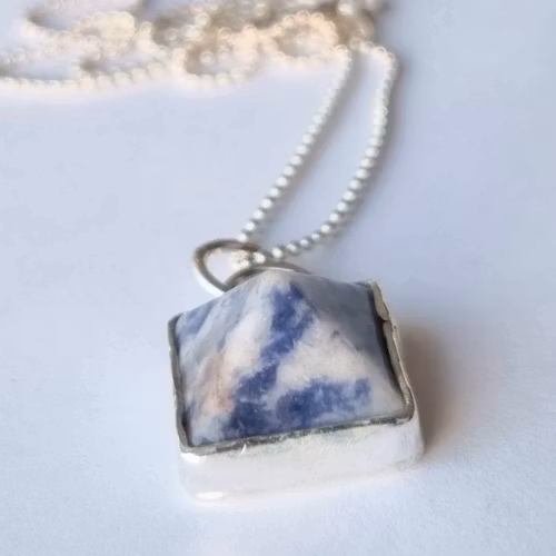 Pyramid i Sodalit, silverhalsband