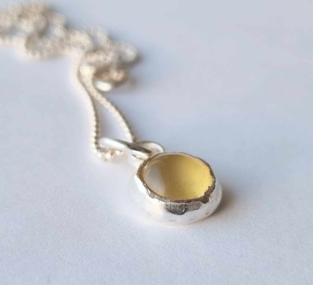 Silverhalsband med infattad gul sten, cabochon