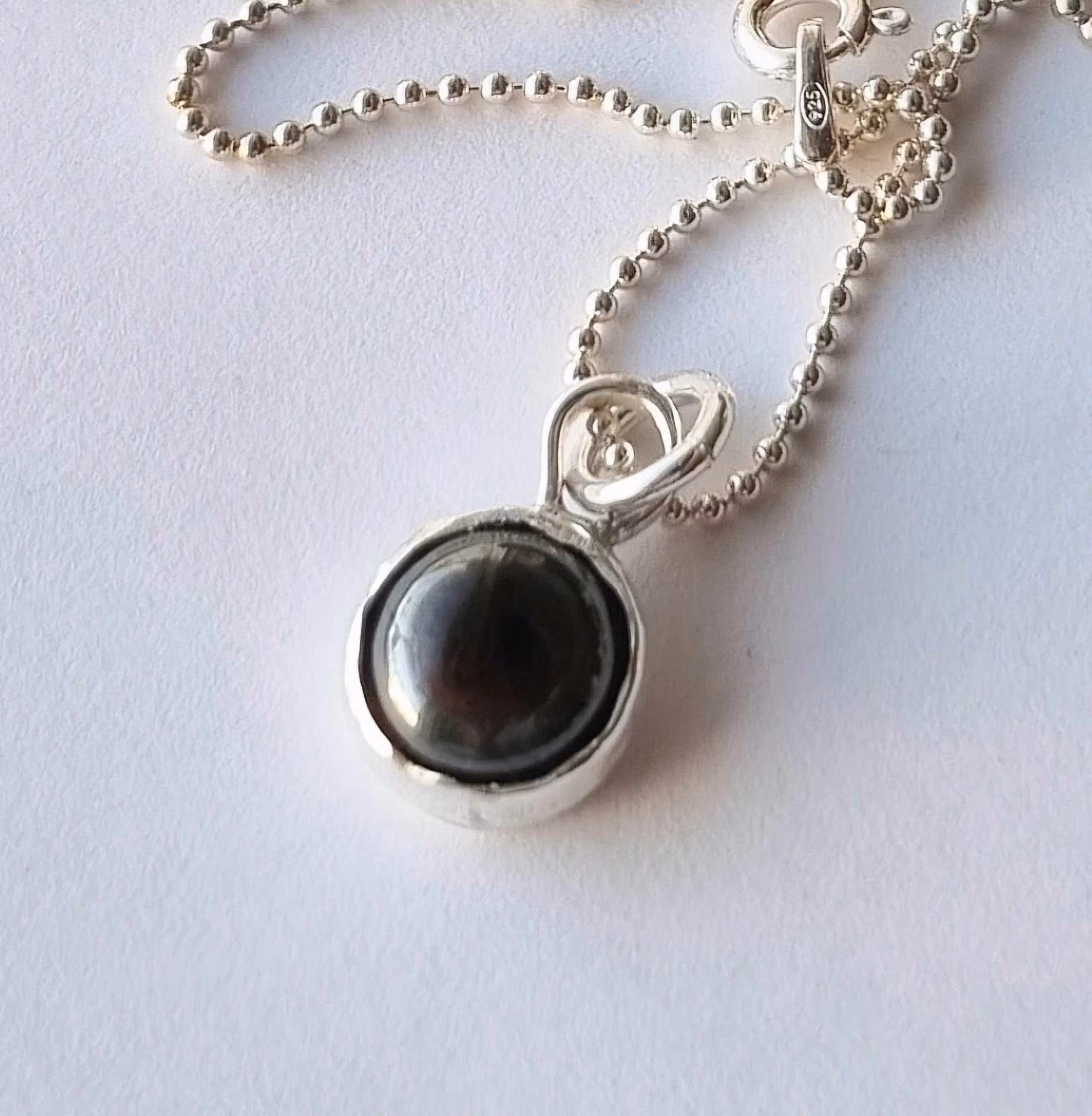 Silverhalsband med infattad svart sten, cabochon