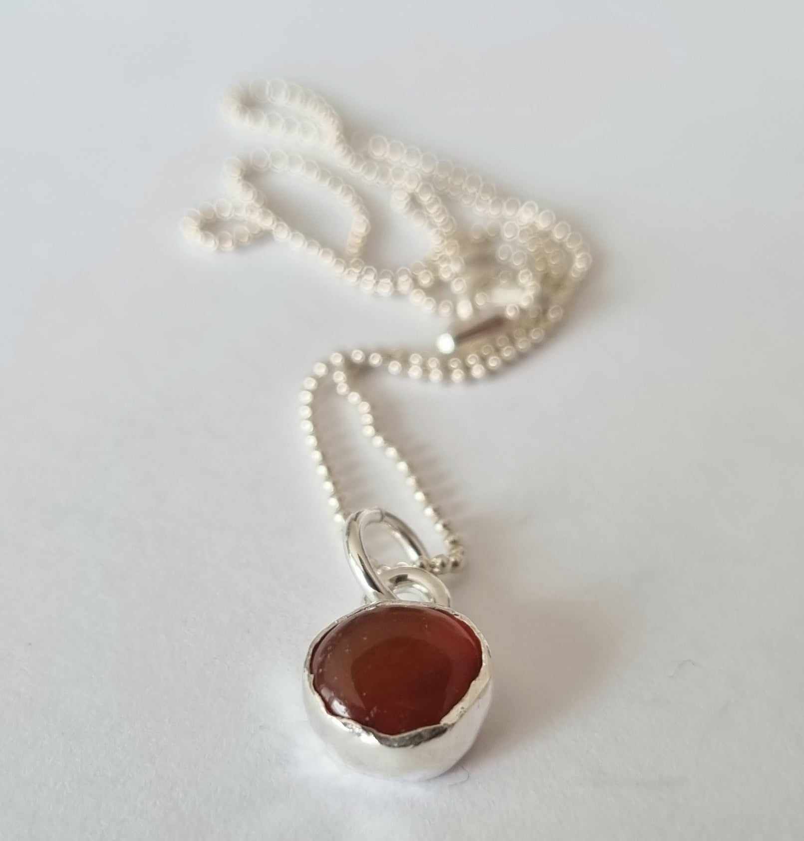 Silverhalsband med röd sten infattad i äkta silver