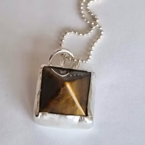 Pyramid med Tigeröga, infattad i äkta silver