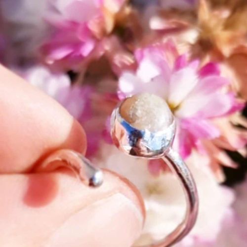 Candy handgjord silverring med en beige infattad sten