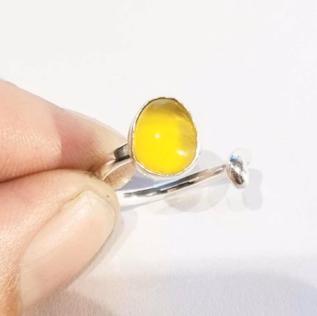 Candy en handgjord silverring med en infattad kanariegul sten