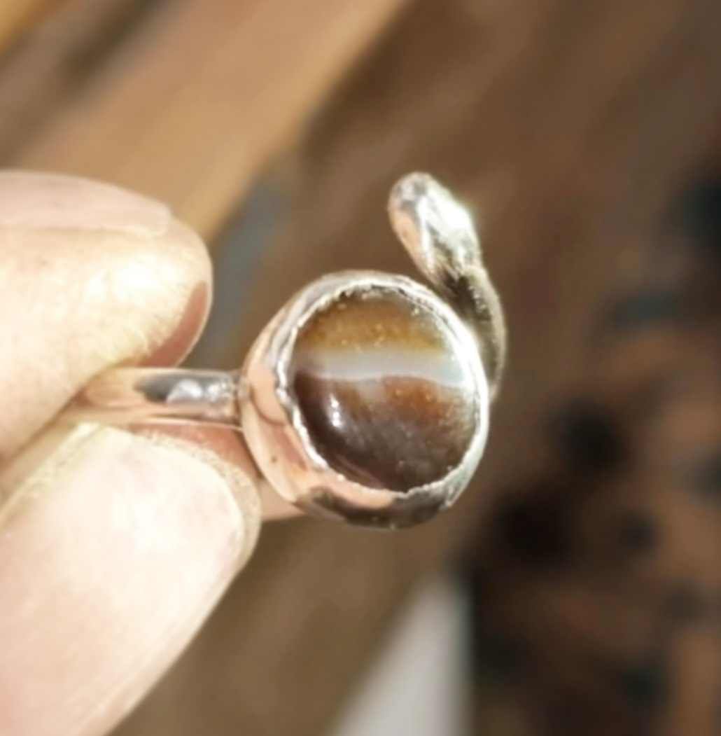 Candy en fin handgjord silverring med en infattad brun sten