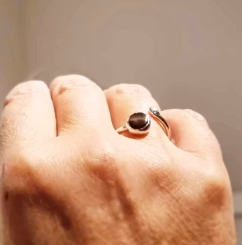Candy en fin handgjord silverring med en infattad brun sten