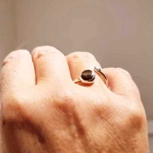 Candy en fin handgjord silverring med en infattad brun sten