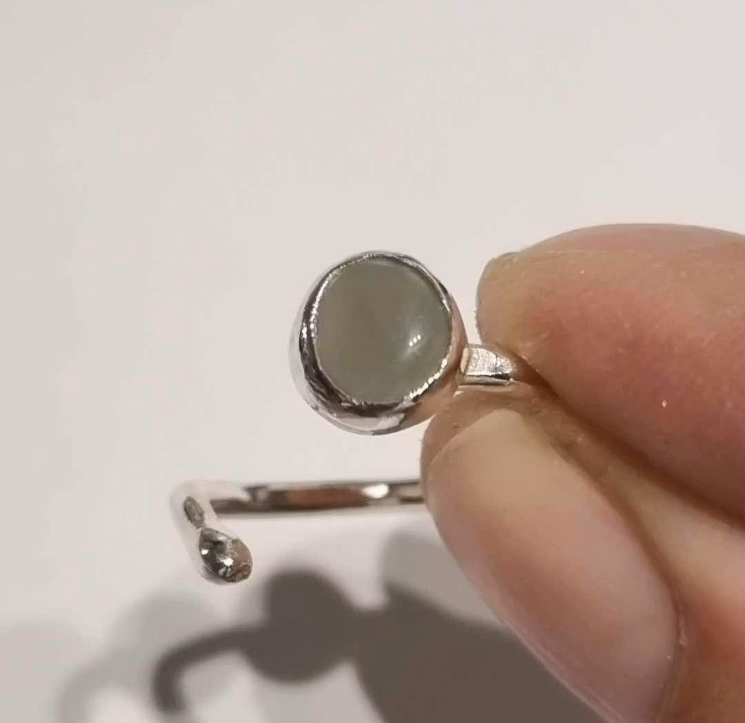 Candy en fin handgjord silverring med en ljust gråblå infattad sten