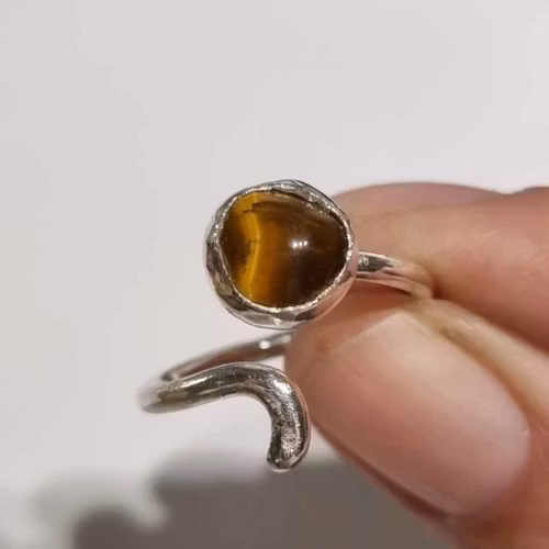 Candy en fin handgjord silverring med infattad sten, tigeröga