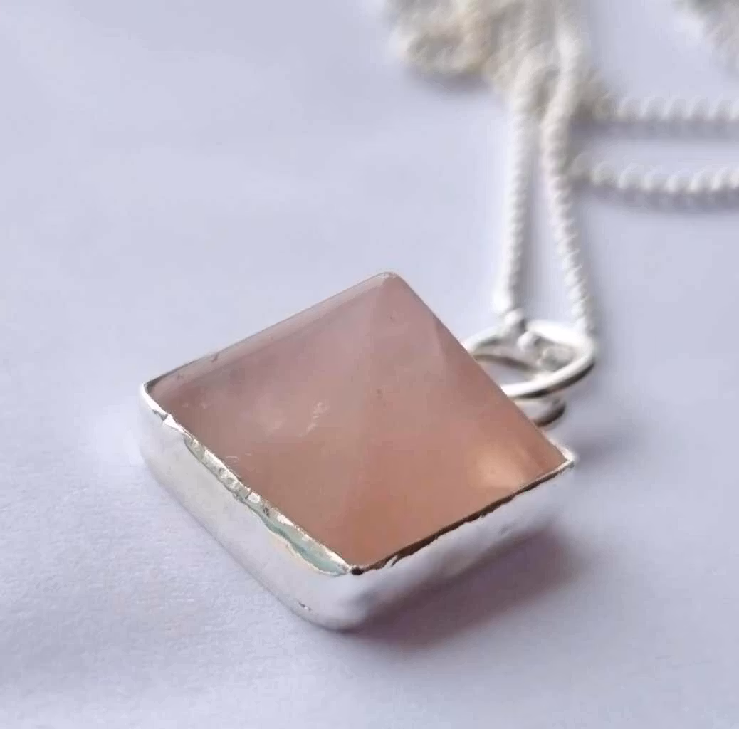 Pyramid i rosenkvarts halsband i äkta silver