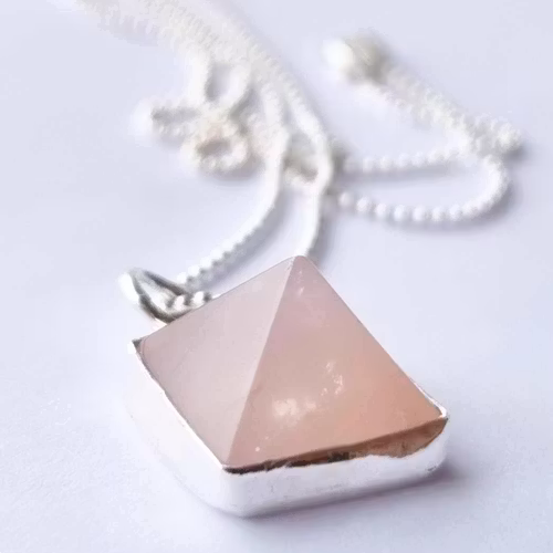 Pyramid i rosenkvarts halsband i äkta silver
