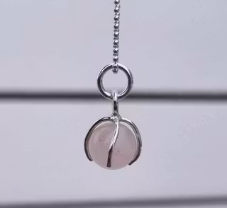 Fint halsband med kula i rosenkvarts och äkta silver