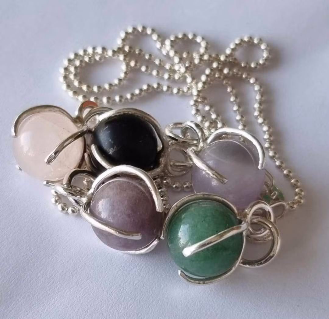 A fine necklace with a set round black stone, in sterling silver