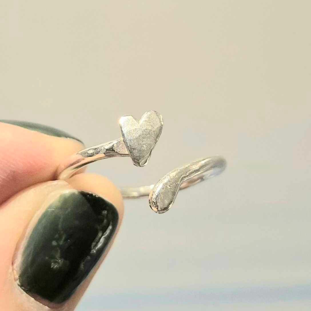 Öppen hjärtansring i äkta silver med handsågat hjärta i silver Happy Heart