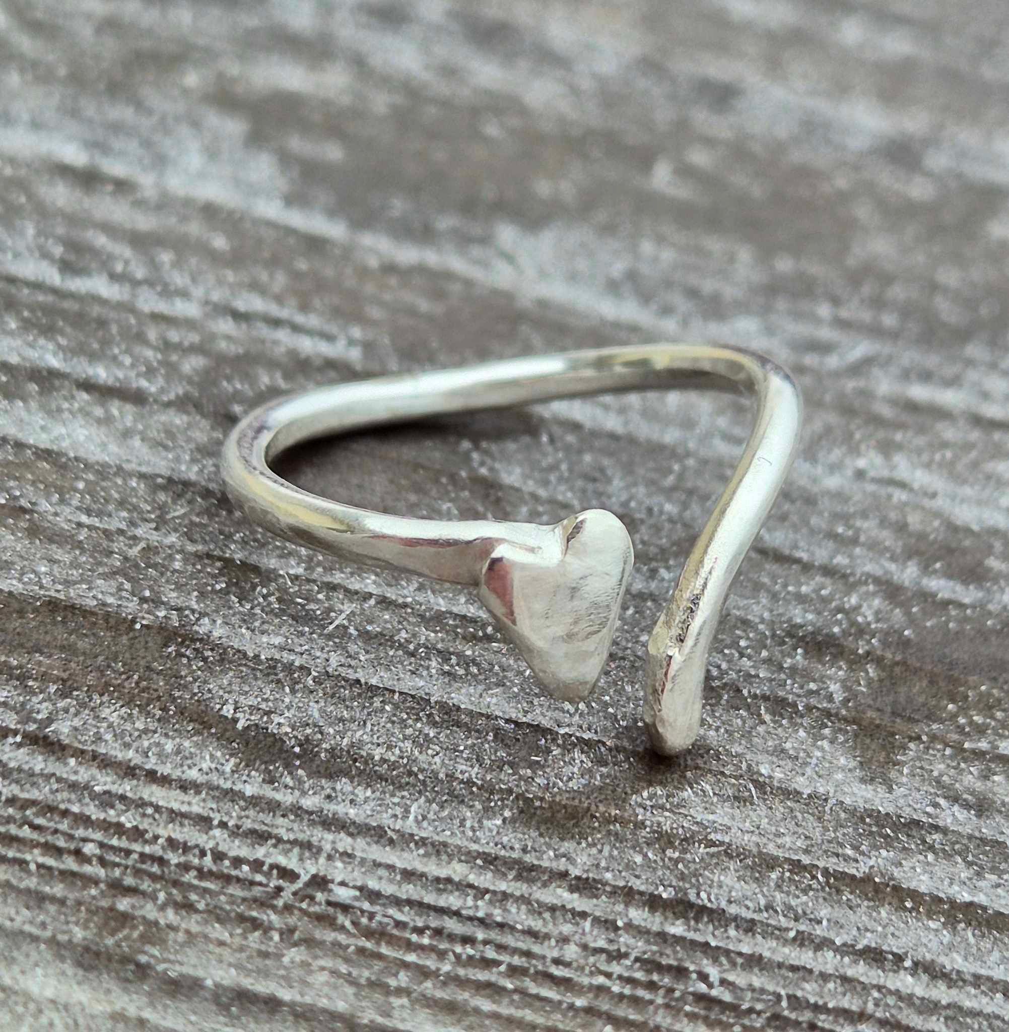 Öppen hjärtansring i äkta silver med handsågat hjärta i silver Happy Heart