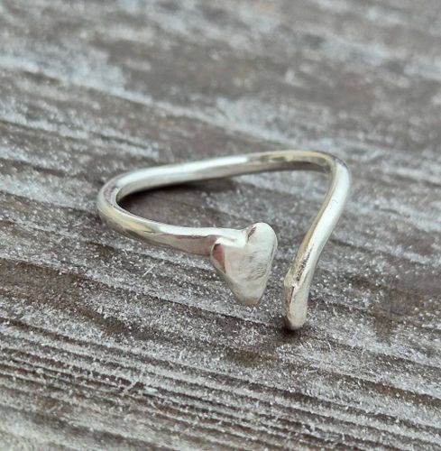 Öppen hjärtansring i äkta silver med handsågat hjärta i silver Happy Heart