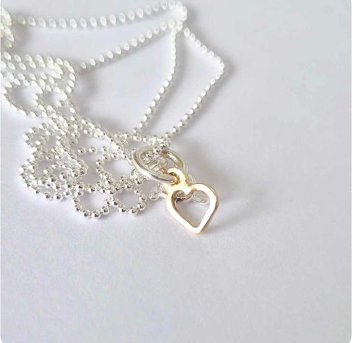 Sweetheart ett litet och vackert handsmitt guldhjärta  i äkta guld 18k