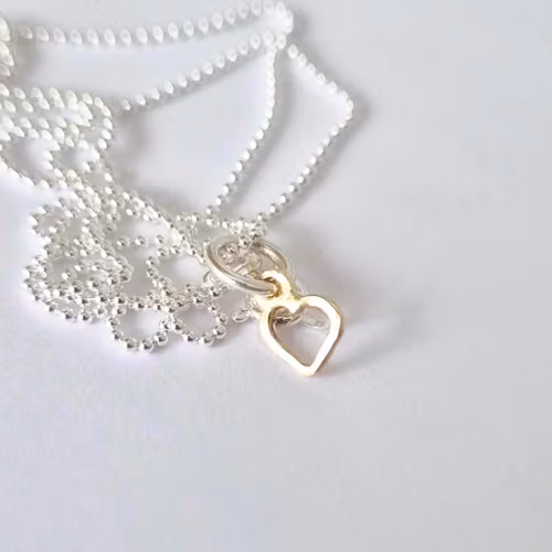 Sweetheart ett litet och vackert handsmitt guldhjärta  i äkta guld 18k