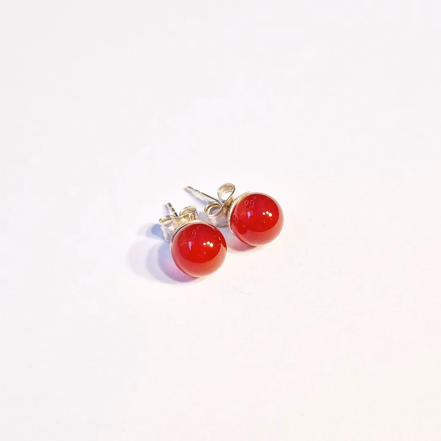 Earring with red carnelian and silver pin