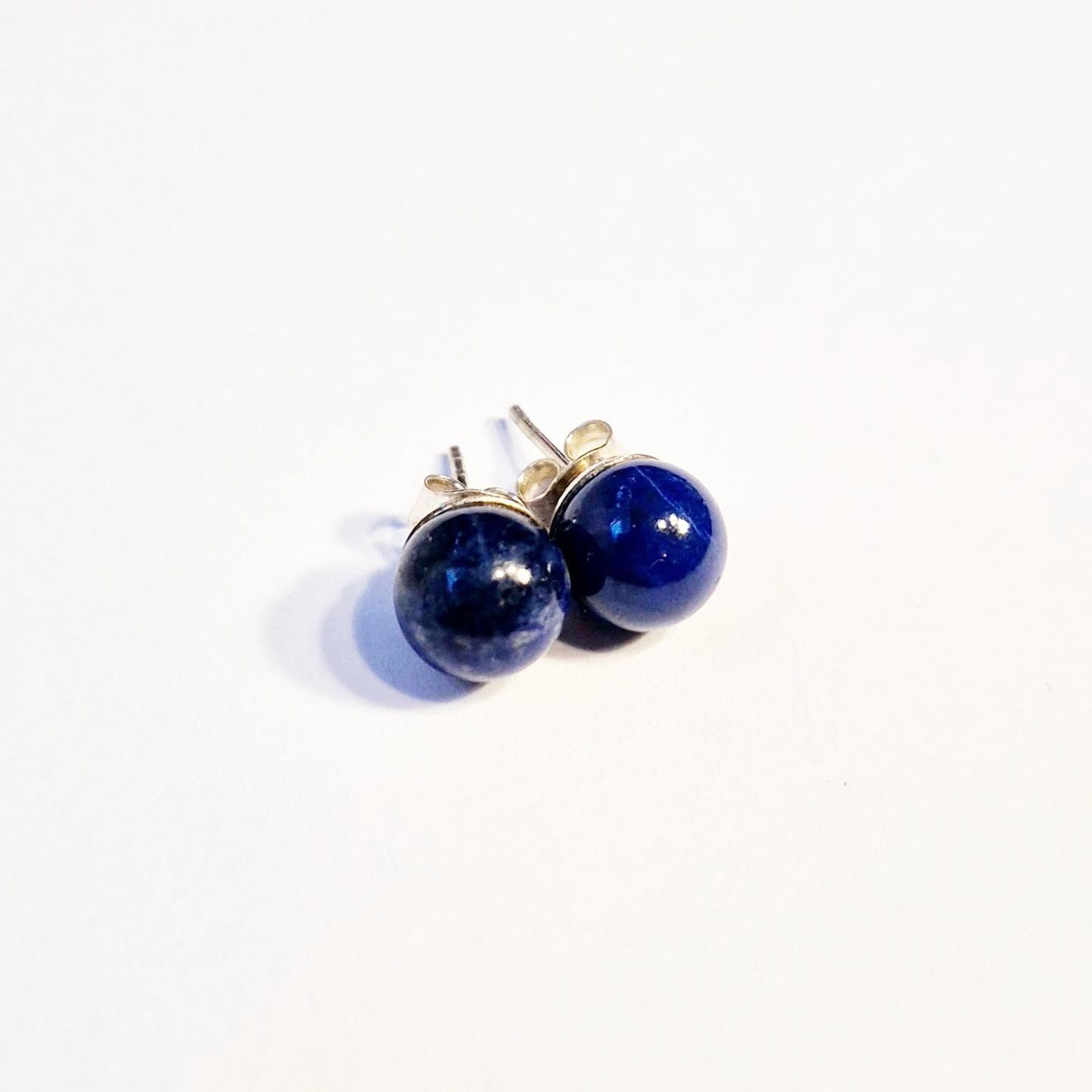 Örhängen med blå lapis lazuli 8 mm och silverstift