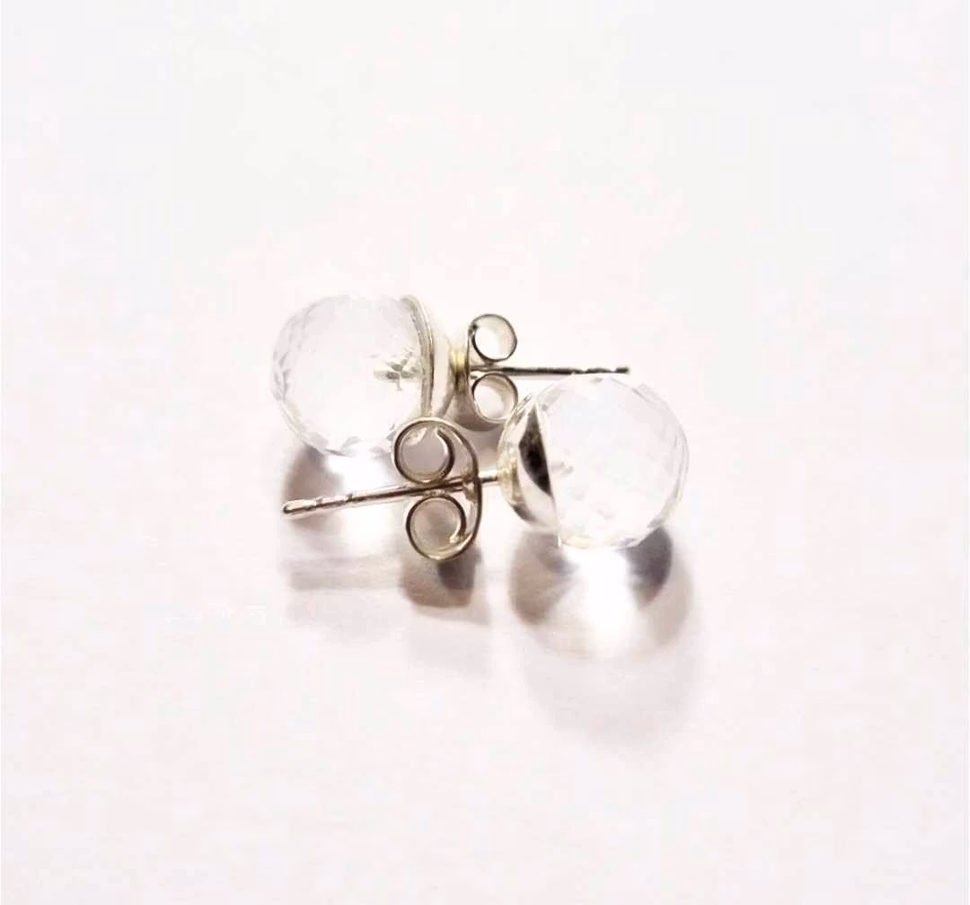 Örhängen med facetterad bergskristall 8 mm och stift i äkta silver