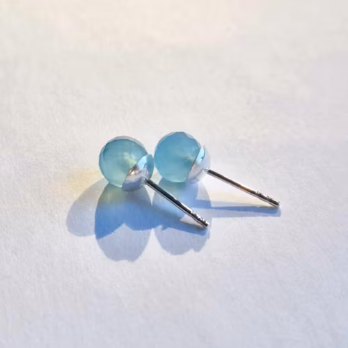 Örhänge med facetterad blå agat 6 mm och stift i äkta silver