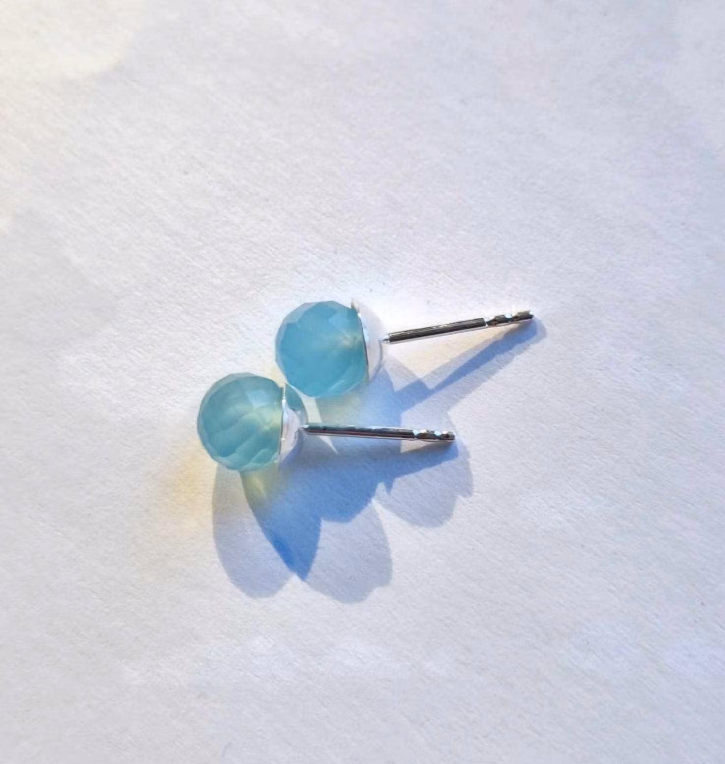 Örhänge med facetterad blå agat 6 mm och stift i äkta silver