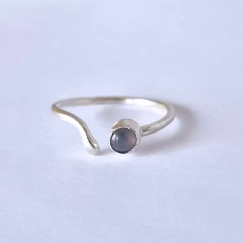 Candy en fin öppen handgjord silverring med en sten i gråblå,vit färg