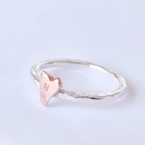 Happy Heart Initials hamrad silverring med bokstavshjärta i brons