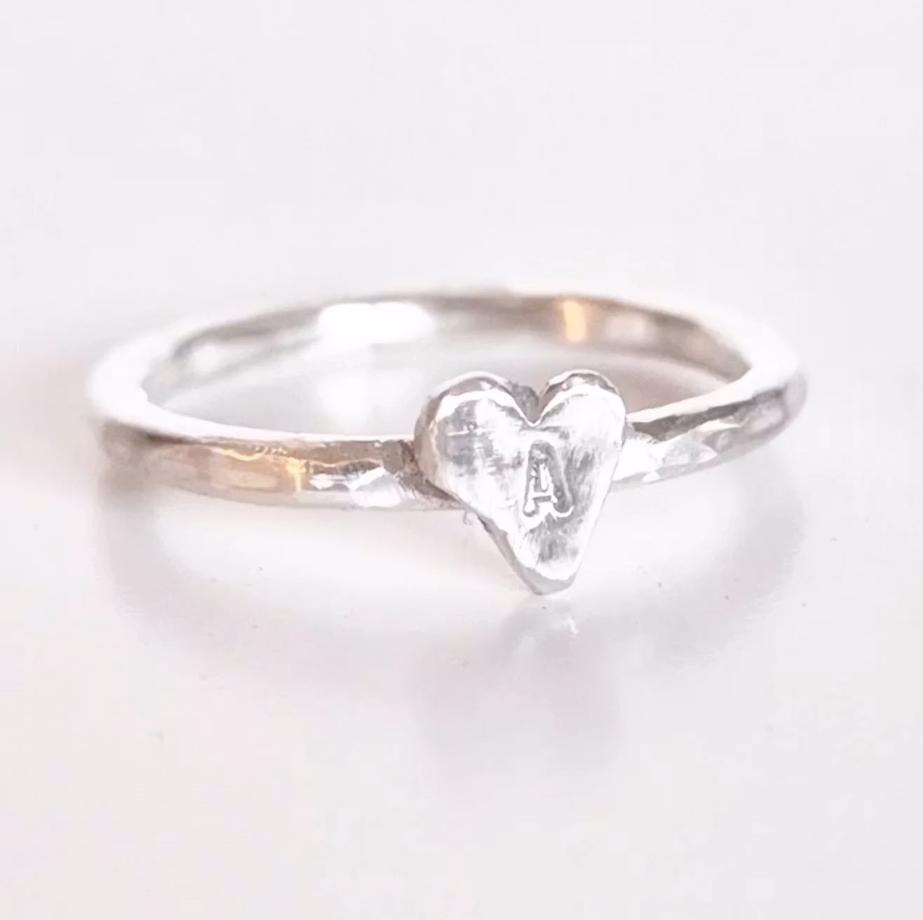 Happy Heart Initials hamrad silverring med ett handsågat bokstavshjärta i silver
