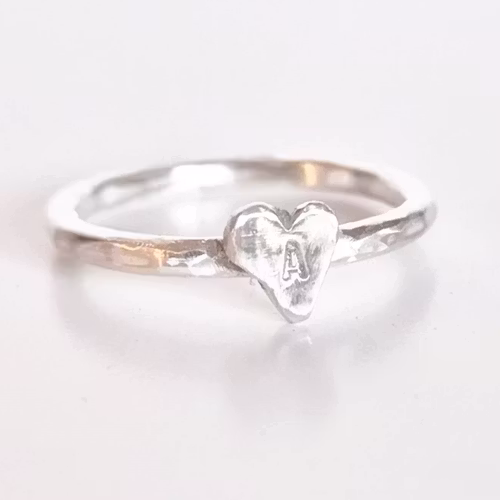 Happy Heart Initials hamrad silverring med ett handsågat bokstavshjärta i silver