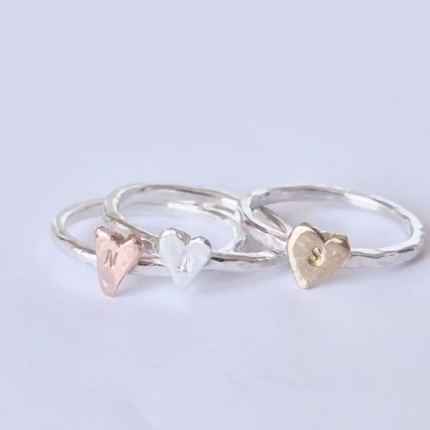 Happy Heart Initials hamrad silverring med ett handsågat bokstavshjärta i silver
