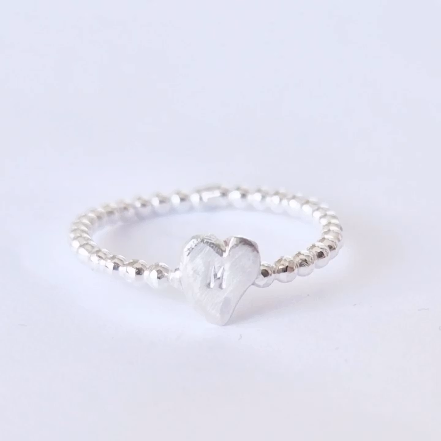 Happy Heart Initials kulring i silver med ett handsågat bokstavshjärta i silver
