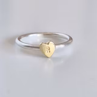 Happy Heart Initials handgjord slät silverring med ett handsågat boktstavshjärta i mässing