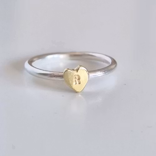 Happy Heart Initials handgjord slät silverring med ett handsågat boktstavshjärta i mässing