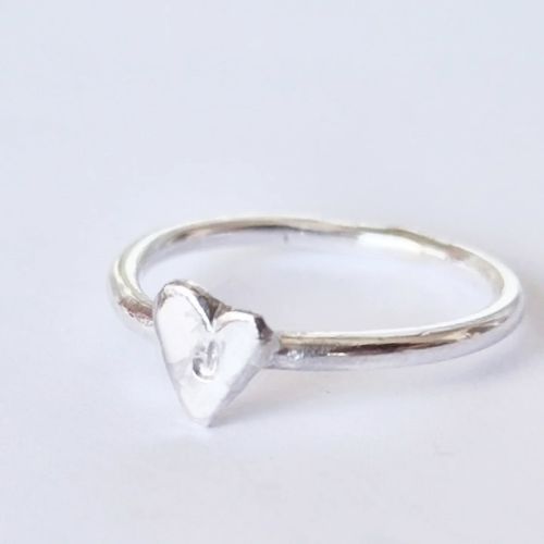 Happy Heart Initials slät silverring med ett handsågat bokstavshjärta i silver