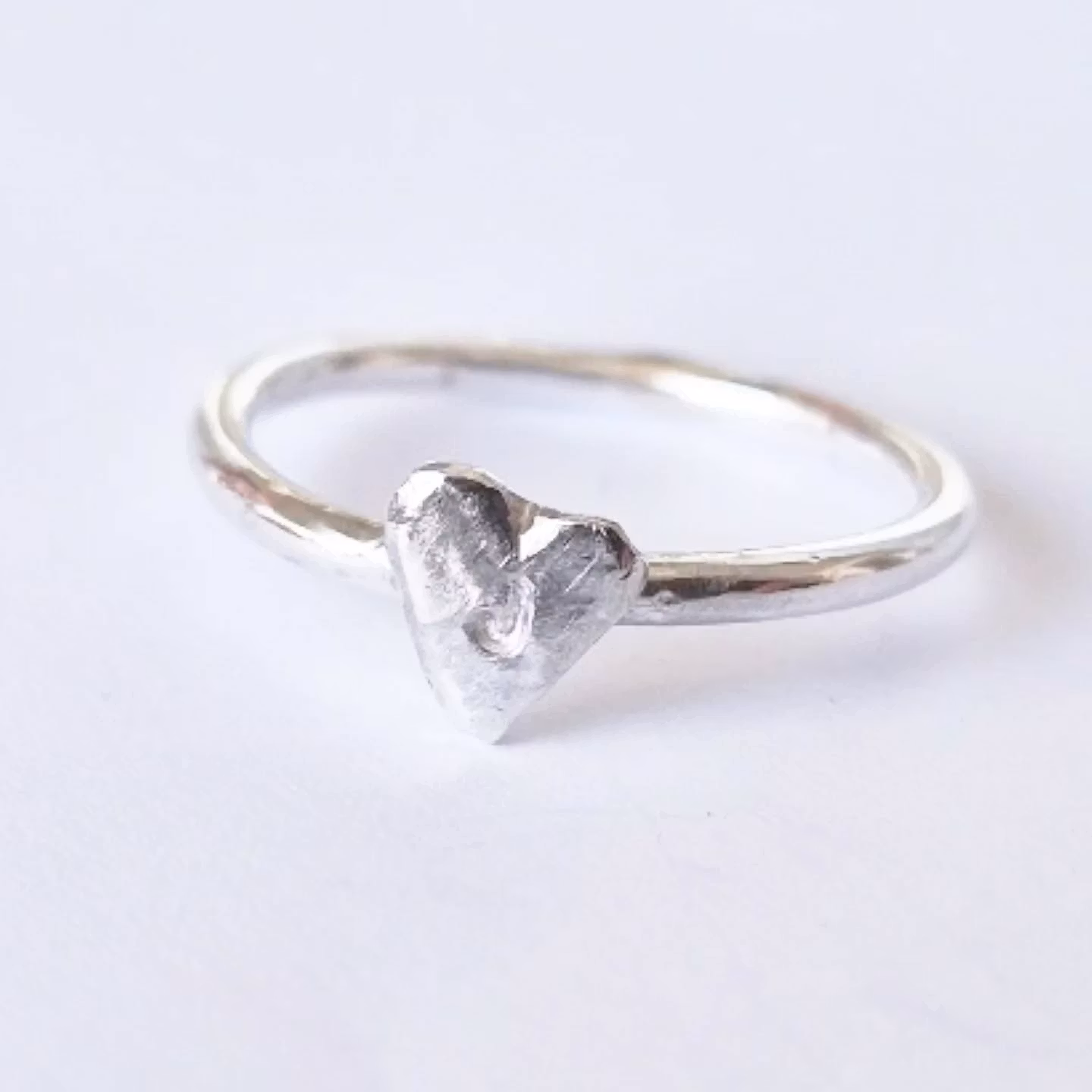 Happy Heart Initials slät silverring med ett handsågat bokstavshjärta i silver