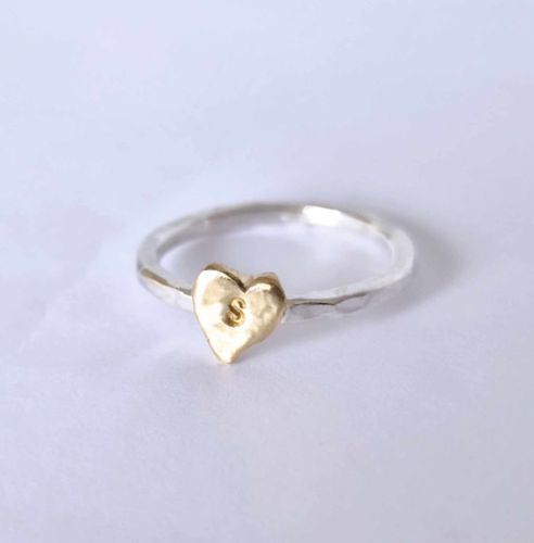 Happy Heart Initials hamrad silverring med handsågat bokstavshjärta i mässing