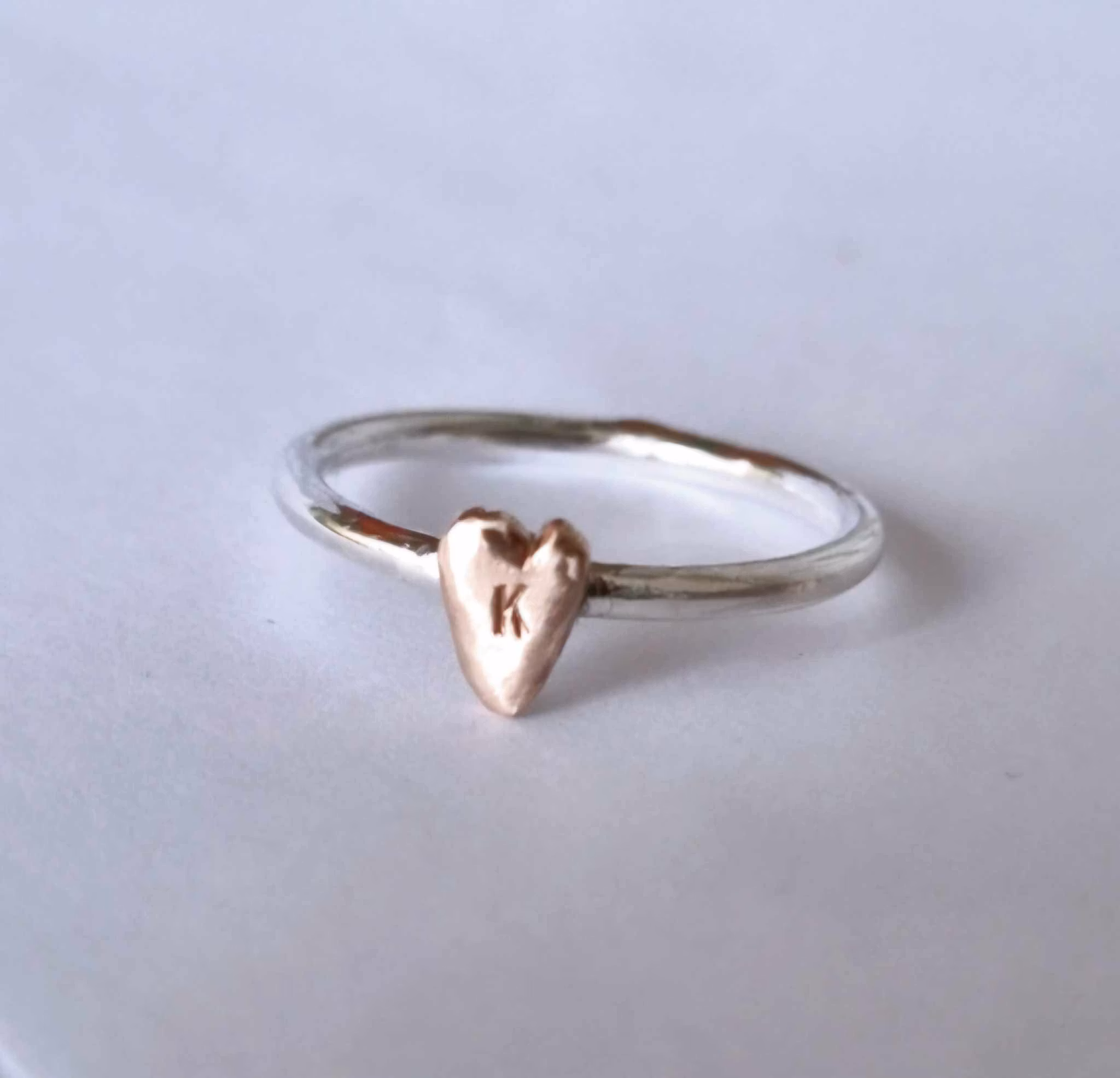 Happy Heart Initials en fin slät silverring med ett handsågat bokstavshjärta i brons
